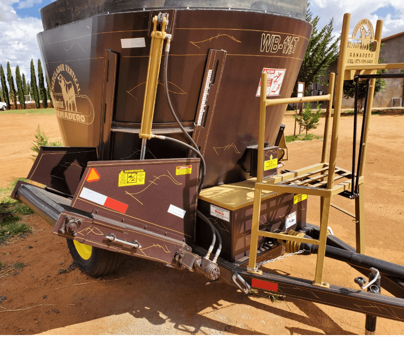 Carro Ensilador Mezclador Vertical de Forraje para Ganado WOLMIX1.5 de Super Equipos